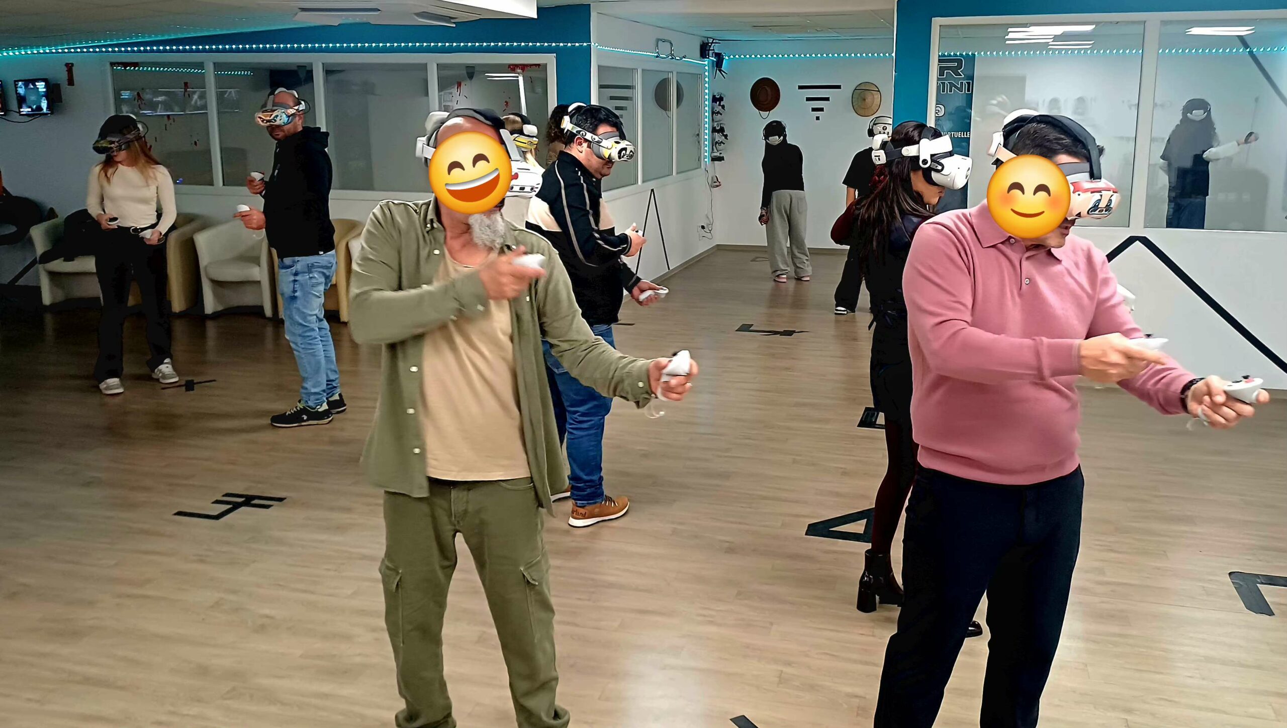 Participants réunis autour d'une animation VR Infini en entreprise